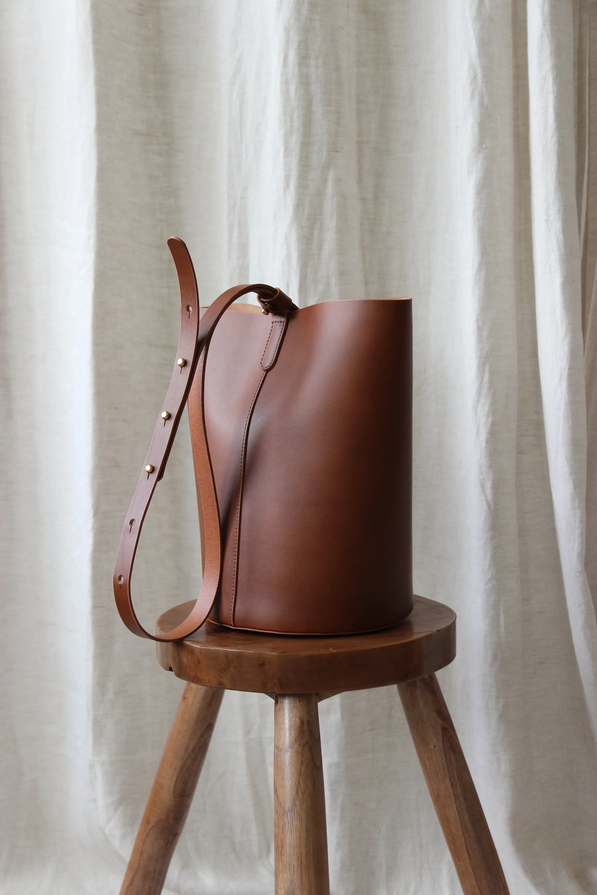 Round leather bucket bag brown