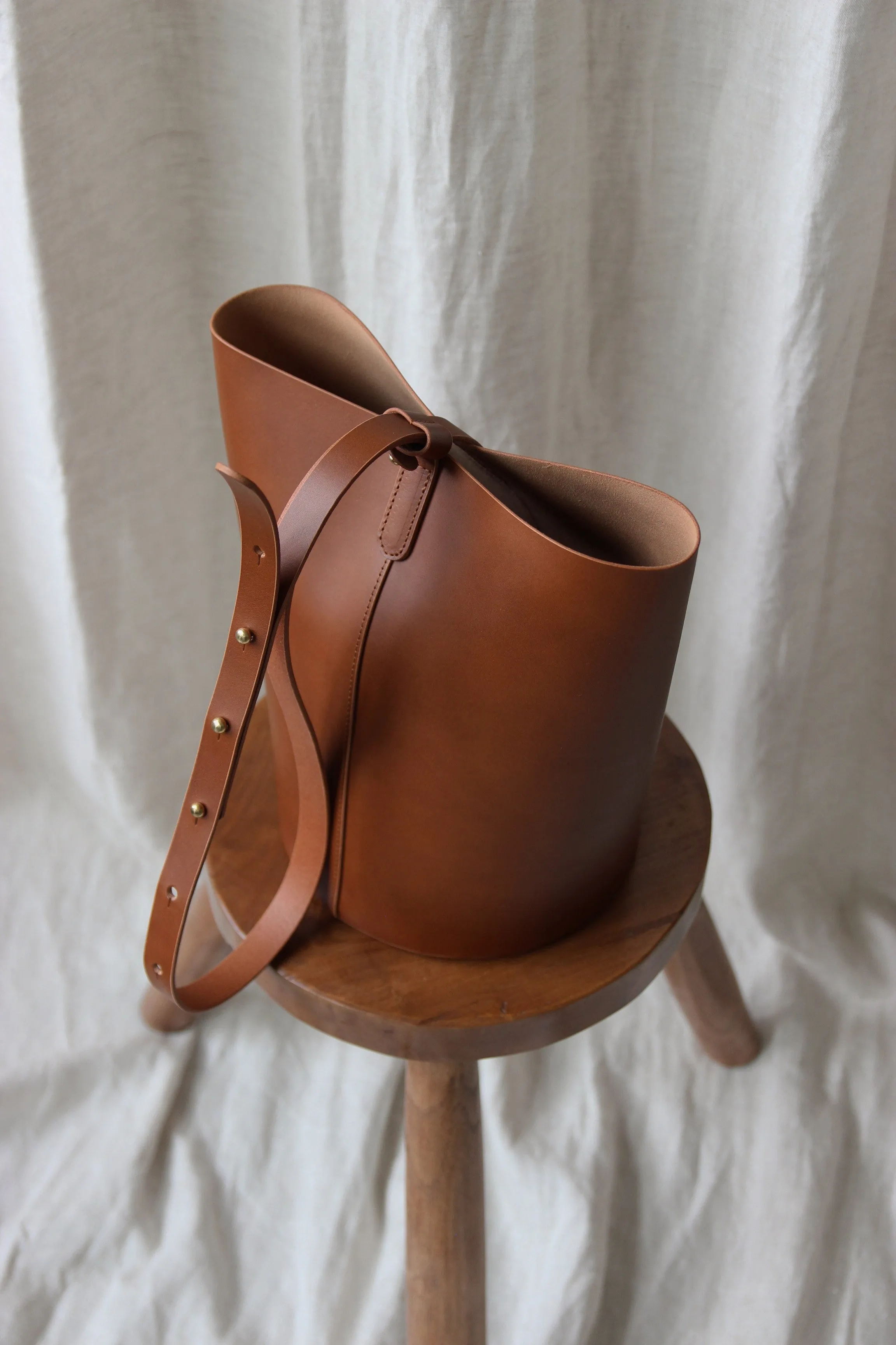 Round leather bucket bag brown