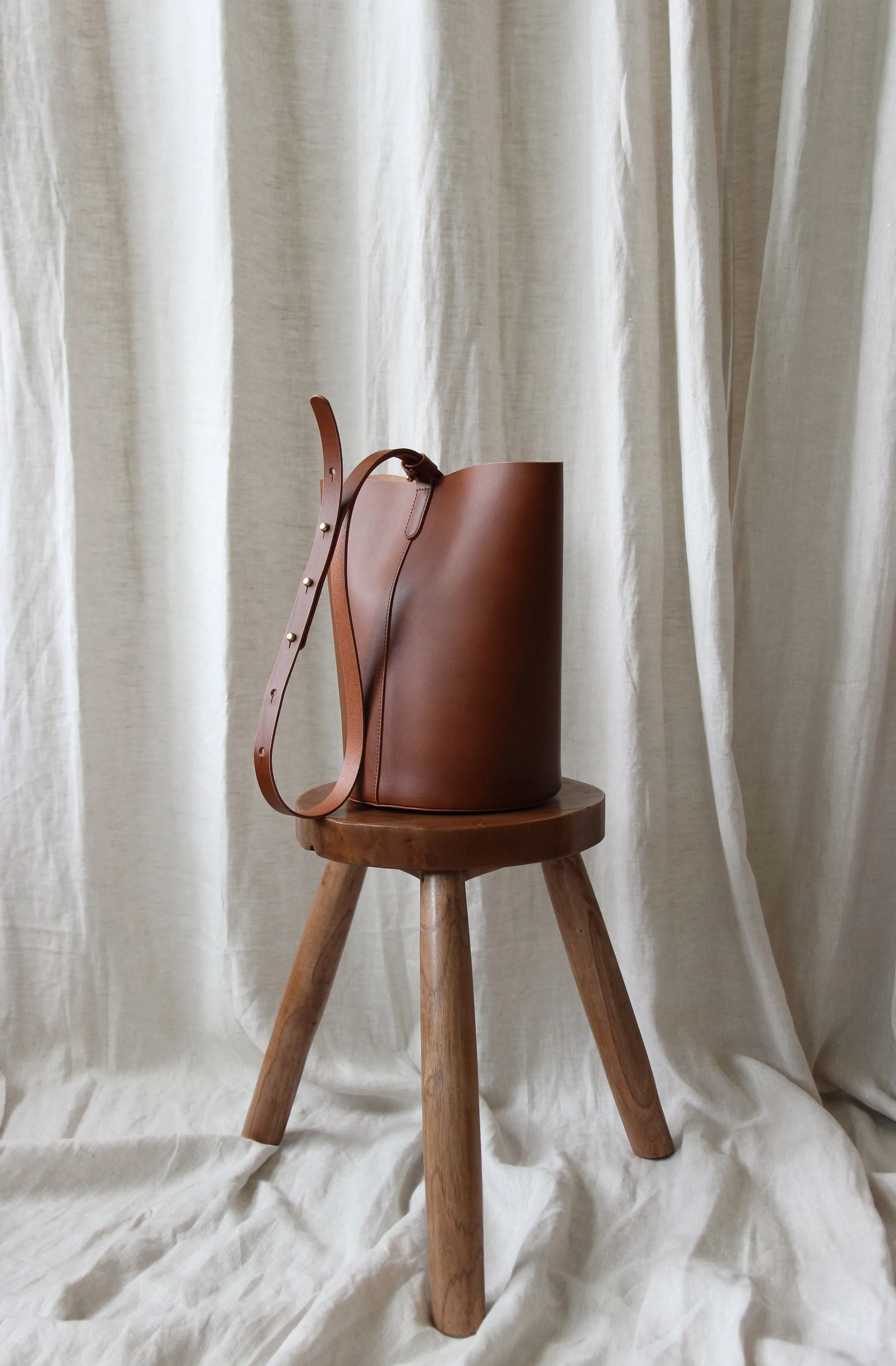 Round leather bucket bag brown