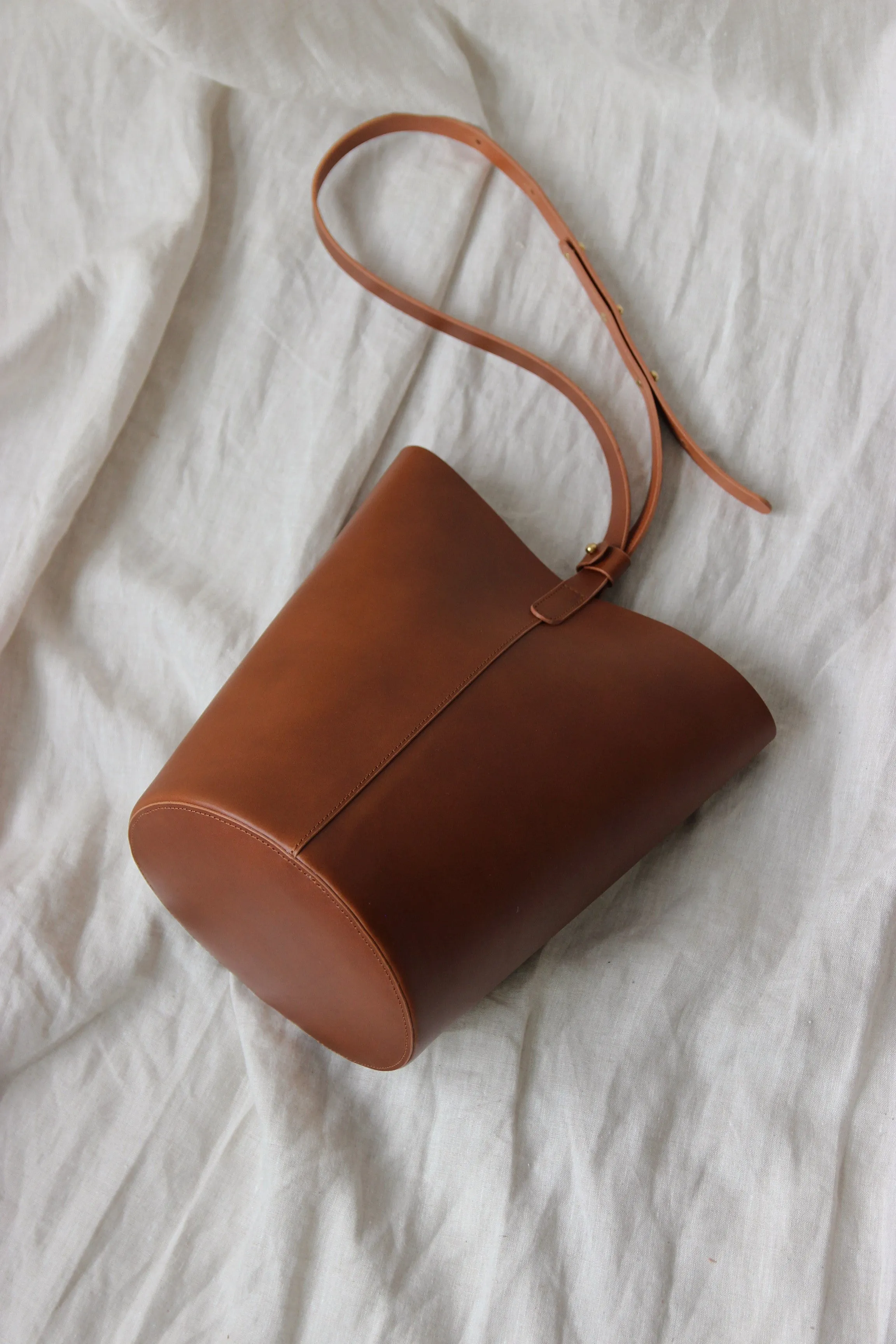 Round leather bucket bag brown