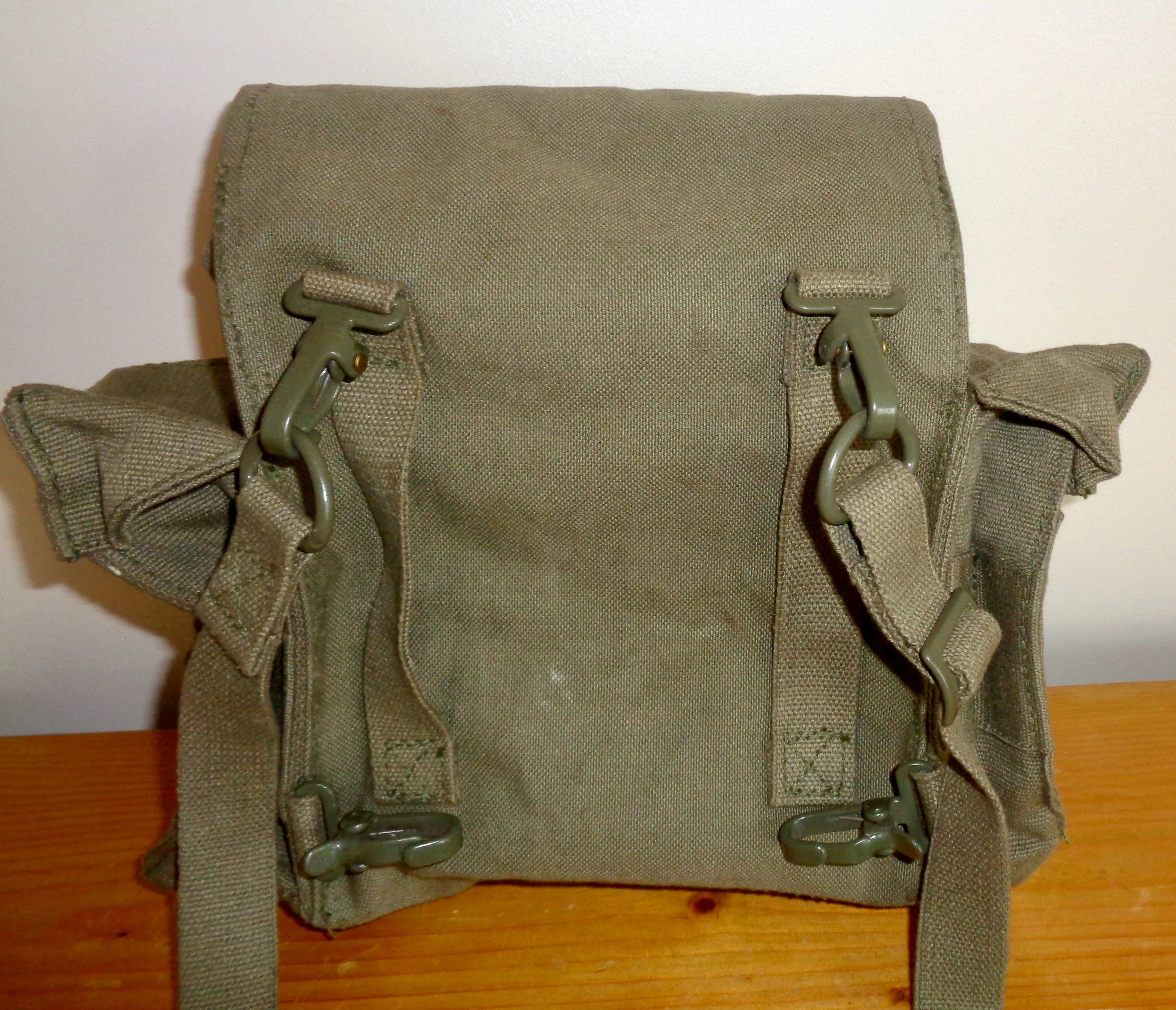 Vintage Military Canvas Shoulder Bag in Khaki Green With Side Pockets